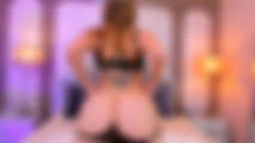 Montando meu torso e balançando minha bunda nele.