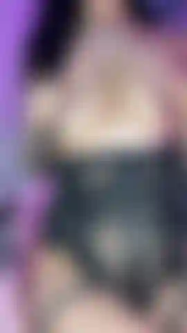 Eu fodo meu vibrador enquanto falo sujo com você.