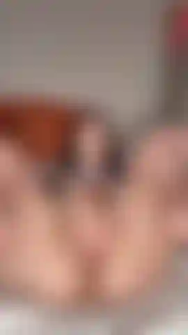 Brinque de buceta grátis (só com os dedos).