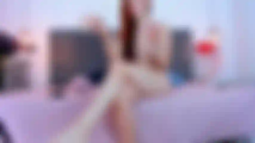 Grampos nos mamilos e massagem erótica no meu corpo nu.