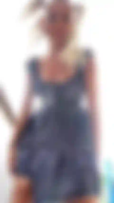 Espreite lá fora por baixo do vestido.