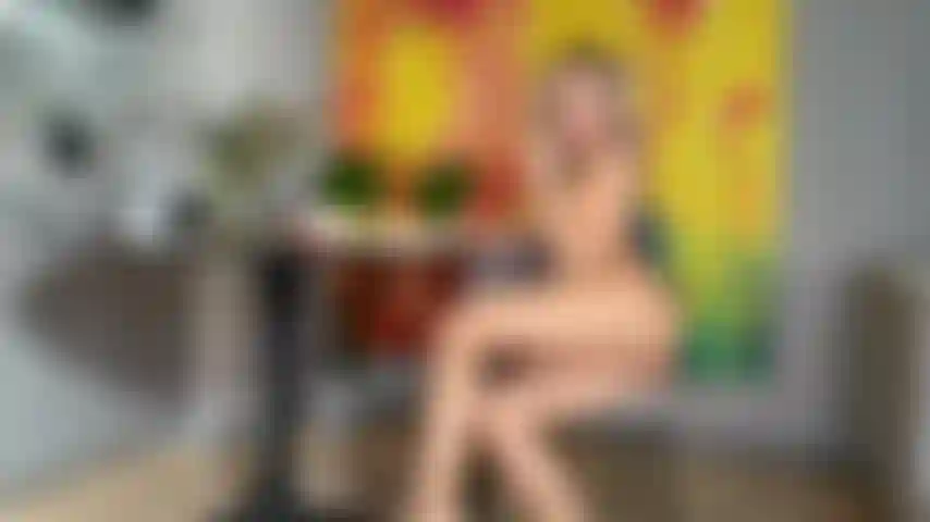 Comendo hambúrguer e fritas pelada. Delícia!