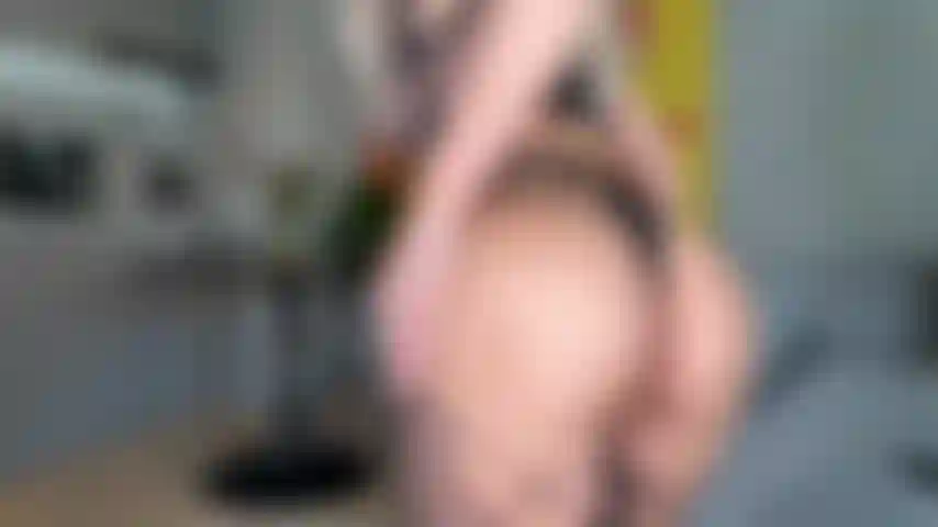 Provoco em trajes sensuais.