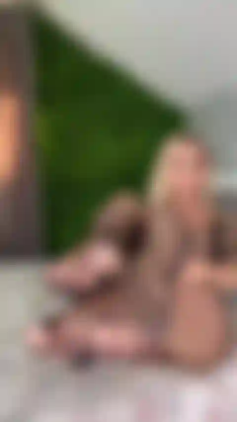 Dedos pretos em rede arrastão.