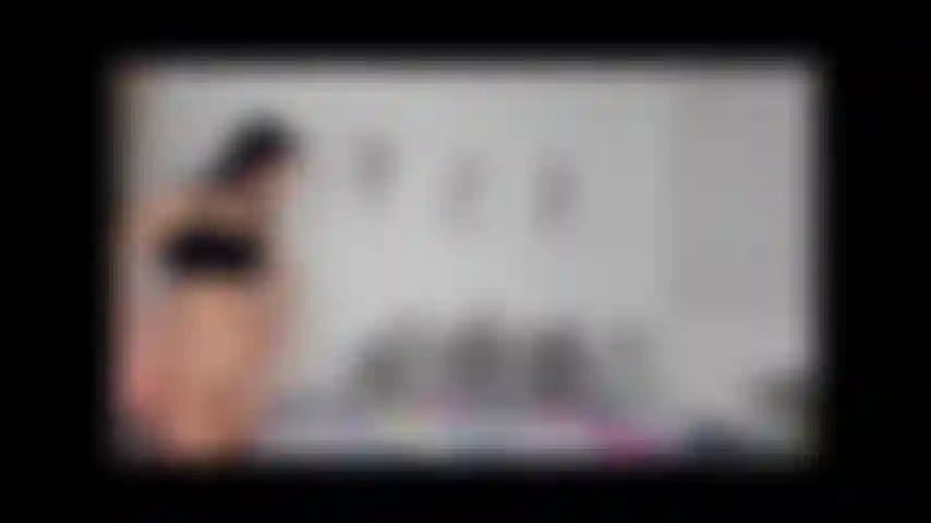 Observe-me experimentar minhas calcinhas sensuais, então eu fodo minha boceta para você.