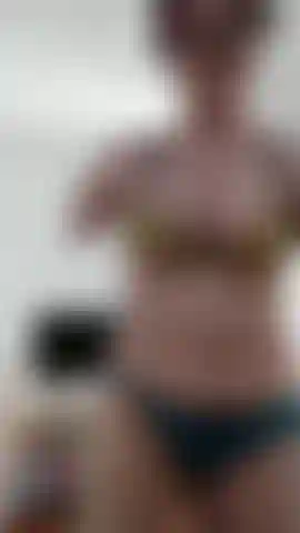 Amputada duplamente pulando e fazendo exercícios.