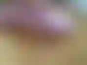 Experimentando meia-calça rosa mostrando os peitos.