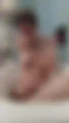 Me masturbo no banho com vibrador e brinco de chupar com cotos explícitos.