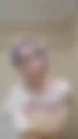 Me masturbo escondida nua no banheiro.