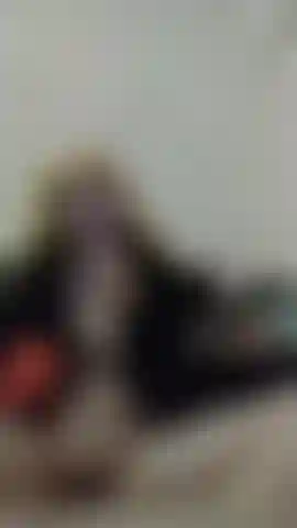 Naruko andando na frente do vibrador.