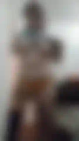 Dupla amputada brincando com cotos e chupando.