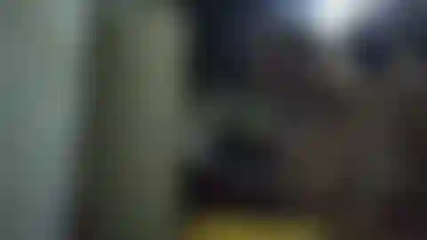 Meia se masturbando nua e chupando tocos.