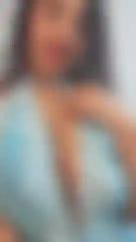 Brinco com meus peitos e os cubro com saliva.