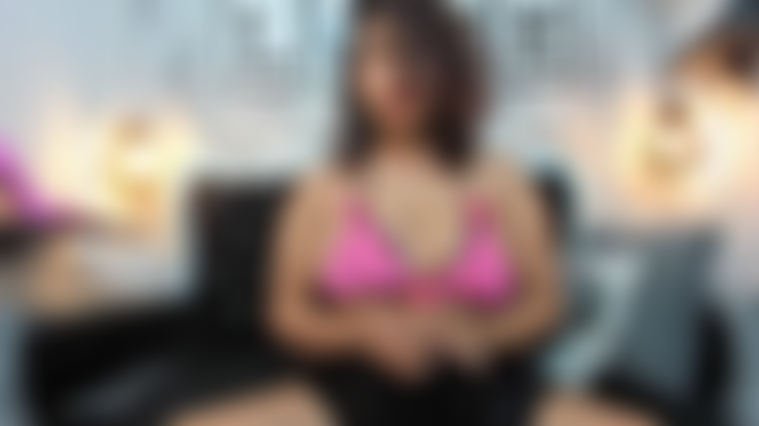 Te seduzo com meu corpo sexy e quente, brinco com meus peitos.