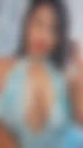 Te seduzo com meus peitos enormes e meus olhos.