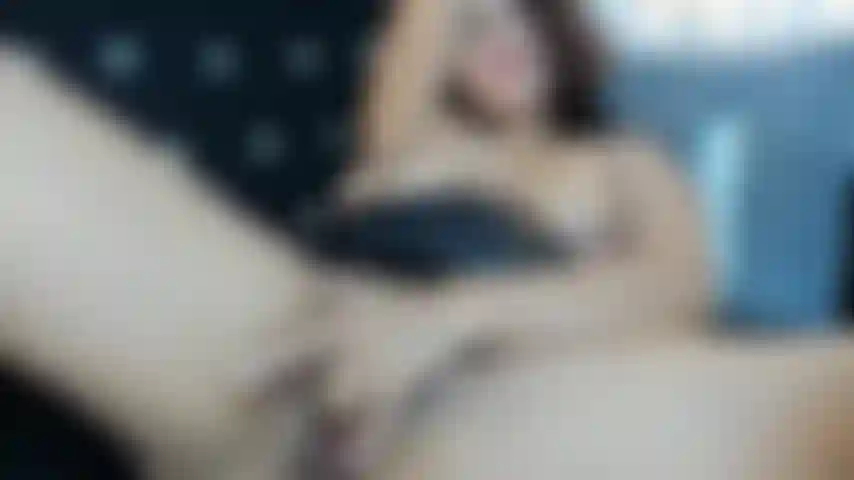 Eu fodo minha buceta bem juntinha, faço ela ficar cremosa pra você, abro ela pra você ver o quão rosada ela é, você verá meu sorriso picara.