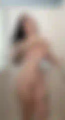 Toma banho comigo enquanto eu te chupo e te fodo.