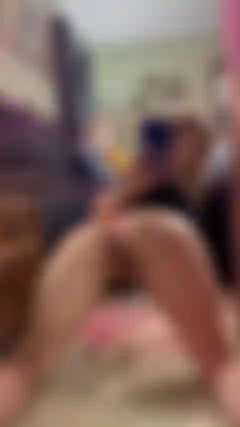 Curvada e lubrificada com plug anal.