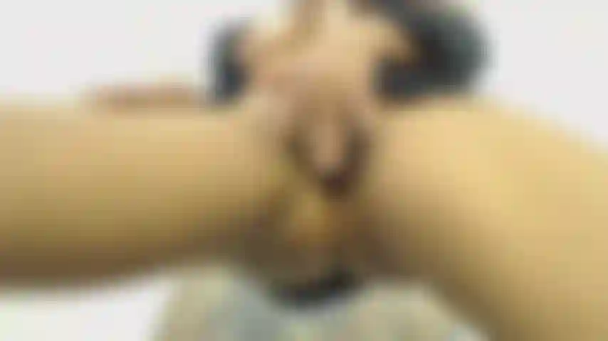 Dançando e esguichando.