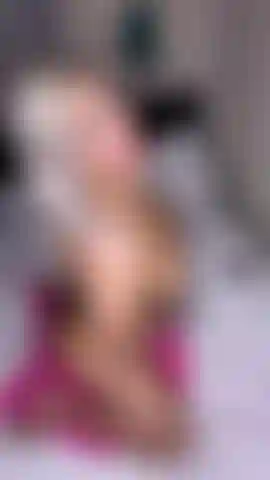 Assista uma linda loira ts se masturbar com seu pau grande 💕.