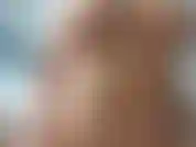 Apenas uma provocação com os peitos saltando.