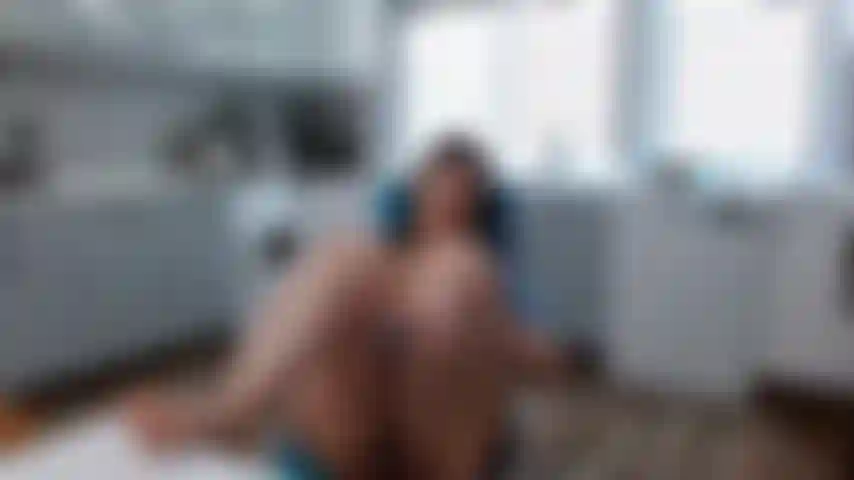 Bucetinha molhada,precisa de uma boa foda.