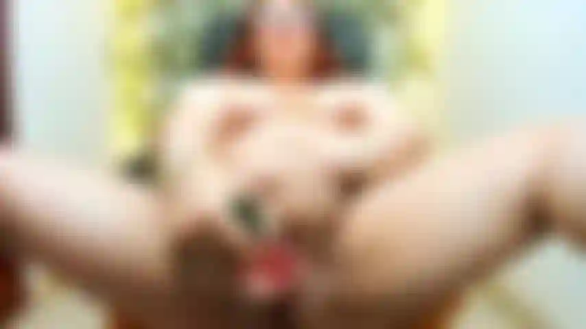 Brincando com dois vibradores na buceta.