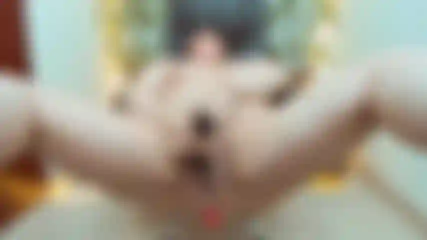 Gostosa na bunda e no vibrador na buceta e no esguicho.