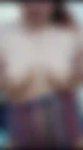 Tocando meus lindos seios.