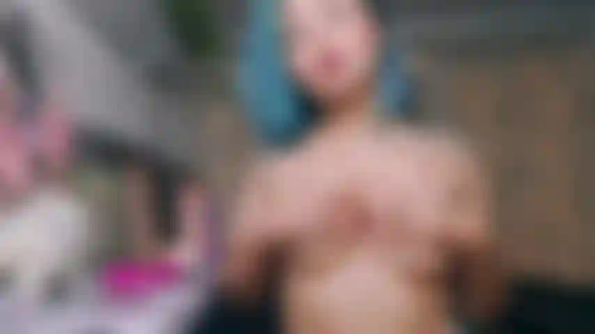 Apreciação dos boobies! Massagem com óleo suculento nas mamas.