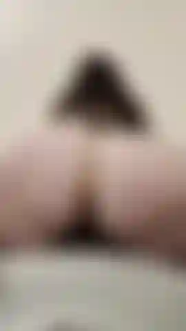 Fazendo twerk em pov isolando as nádegas.