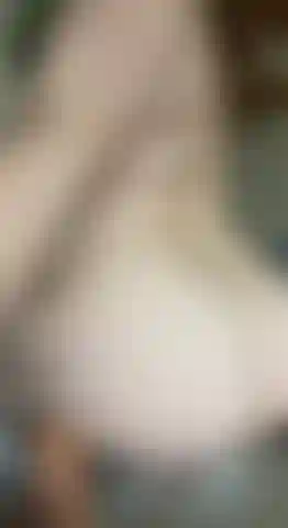 Bunda nua quicando e rebolando.