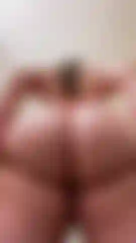 Minuto e meio de bunda balançando em tanga laranja.