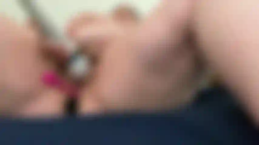 Plugue anal e vibe de ponta com varinha.