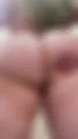 Bunda levantando, soltando e abrindo em tanga.