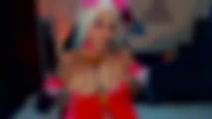 Brincando com uma bucetinha doce e meus seios perfeitos.