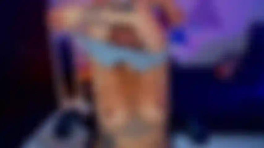 Foda minha garganta com tanta força que cuspo muito engraçado para você.