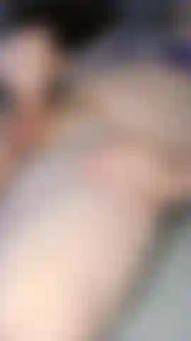 Galo alto mostrar sem cum biquíni roxo.