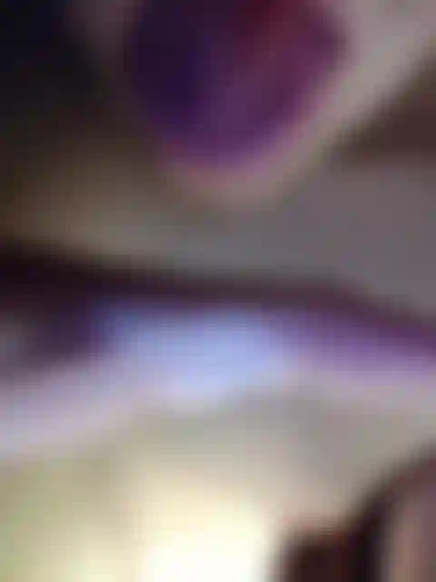 Lambendo meu esperma na mão para o papai.