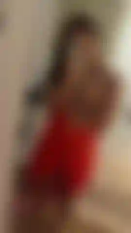Voltamos do nosso primeiro encontro, eu conseguia ver seu pau latejando através das suas calças e isso me deixou tão excitada sabendo que você queria me foder com esse vestido… então quando chego em casa penso dane-se e te mando esse vídeo. O que acontece depois?