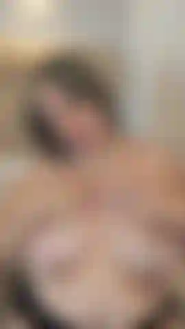 Meus seios e boca estão cobertos de muita saliva.