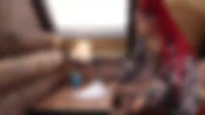 Essa secretária precisa de treinamento. Bate na minha bucetinha com seu papai do pau grande. Essa buceta é sua? Você vai foder?