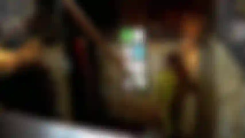 Você vai esquecer seu nome quando eu terminar de te foder esta noite. Fique de joelhos agora.