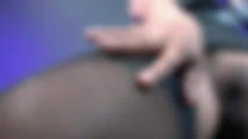 Provocando com minha bucetinha peluda e peitos.