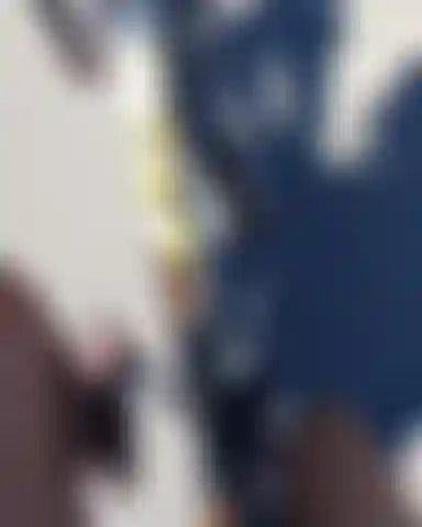 Andando de bicicleta de meia-calça.