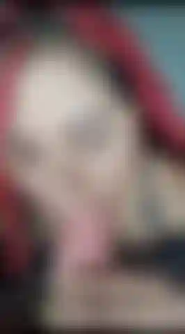 Chupar um pau grande é minha paixão. Veja sua deusa te transformar em um corno enquanto ela chupa o pau grosso de um estranho...