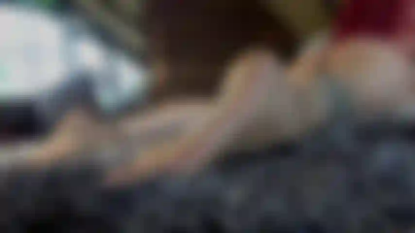 Balançando minha bunda nua.