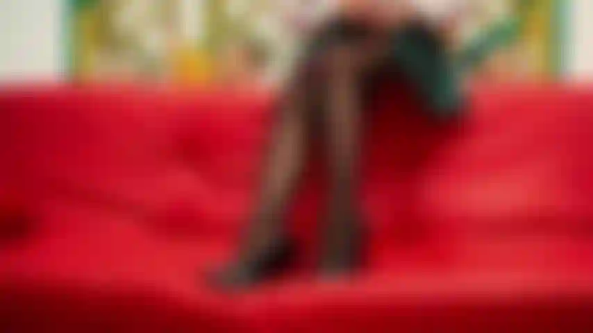 Minhas pernas sensuais contrastam com o salto cubano nas costas.