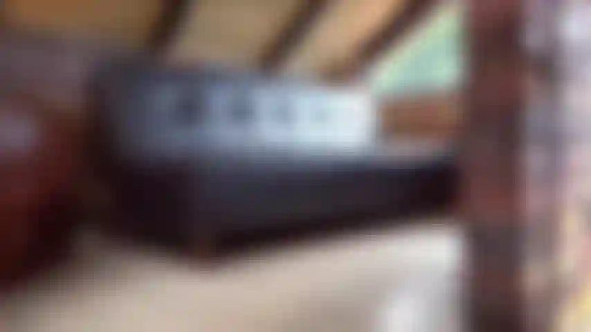 Tirando minha meia-calça para você.