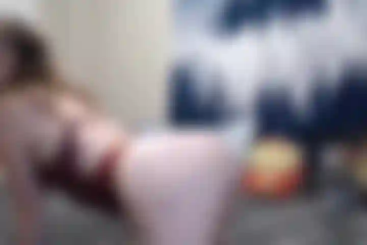 Apenas balançando minha bunda suculenta para você :).